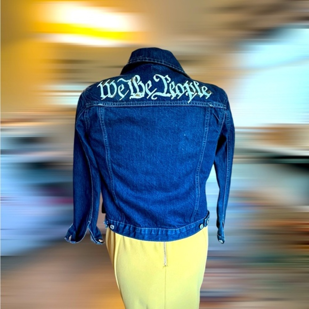 Gap denim jacket size Small EUC
